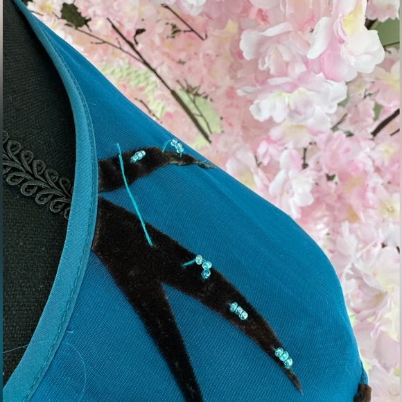 Teal colored silk crushed velvet Hale Bob top sample size - some loose threads - Picture 4 of 10